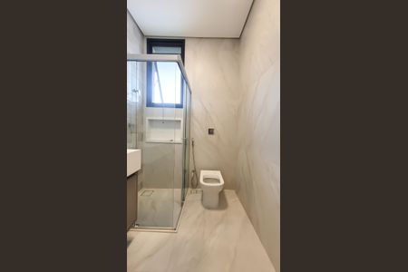 Casa de condomínio à venda com 450m², 5 quartos e 4 vagas Casa de condomínio à venda com 450m², 5 quartos e 4 vagasBanheiro da Suíte 1