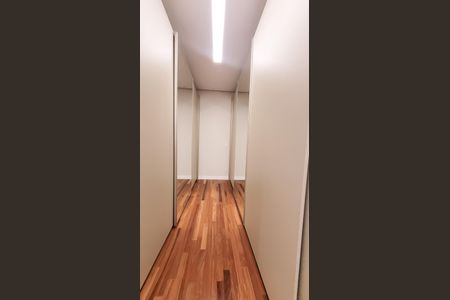Casa de condomínio à venda com 450m², 5 quartos e 4 vagas Casa de condomínio à venda com 450m², 5 quartos e 4 vagasCloset Suíte master