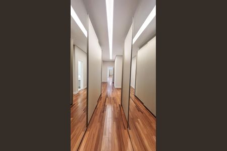 Casa de condomínio à venda com 450m², 5 quartos e 4 vagas Casa de condomínio à venda com 450m², 5 quartos e 4 vagasCloset Suíte master