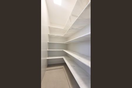 Casa de condomínio à venda com 450m², 5 quartos e 4 vagas Casa de condomínio à venda com 450m², 5 quartos e 4 vagasDespensa