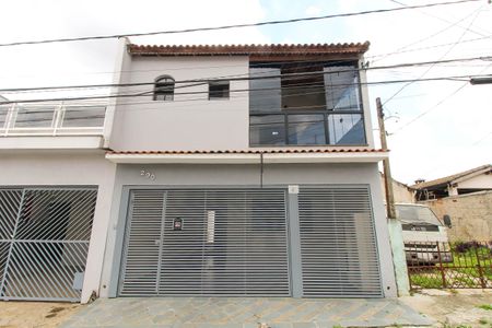 Casa à venda com 145m², 3 quartos e 2 vagas Casa à venda com 145m², 3 quartos e 2 vagasFachada