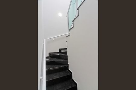 Casa à venda com 120m², 3 quartos e 2 vagas Casa à venda com 120m², 3 quartos e 2 vagasEscada