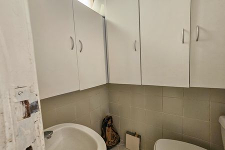Banheiro de serviço de apartamento para alugar com 4 quartos, 158m² em Barra Funda, Guarujá