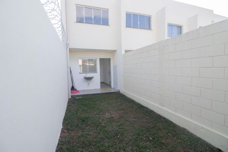 Casa à venda com 75m², 2 quartos e 2 vagas Casa à venda com 75m², 2 quartos e 2 vagasQuintal