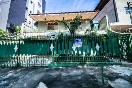 Casa para alugar com 301m², 2 quartos e 2 vagasFachada