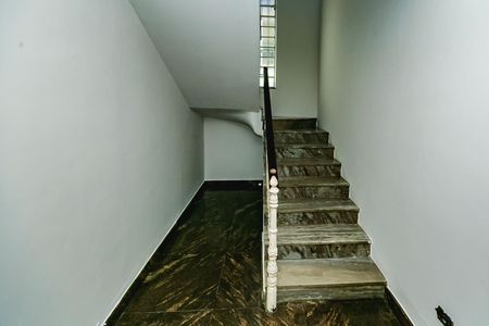 Casa para alugar com 301m², 2 quartos e 2 vagasEscada