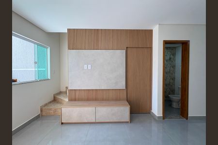 Casa à venda com 140m², 3 quartos e 2 vagas Casa à venda com 140m², 3 quartos e 2 vagasSala