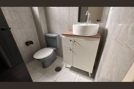 Banheiro social de apartamento para alugar com 2 quartos, 70m² em Campo Belo, São Paulo