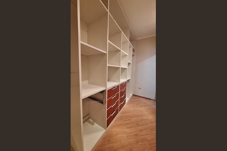 Casa para alugar com 253m², 4 quartos e 4 vagas Casa para alugar com 253m², 4 quartos e 4 vagasCloset