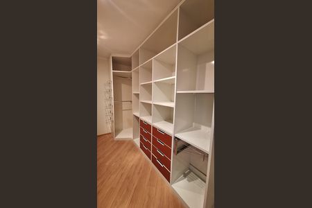 Casa para alugar com 253m², 4 quartos e 4 vagas Casa para alugar com 253m², 4 quartos e 4 vagasCloset