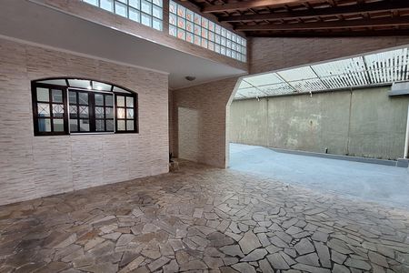 Casa para alugar com 253m², 4 quartos e 4 vagas Casa para alugar com 253m², 4 quartos e 4 vagasÁrea comum