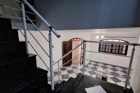 Casa para alugar com 253m², 4 quartos e 4 vagas Casa para alugar com 253m², 4 quartos e 4 vagasEscada quartos