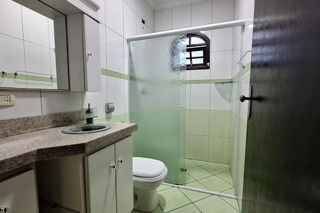 Casa para alugar com 253m², 4 quartos e 4 vagas Casa para alugar com 253m², 4 quartos e 4 vagasBanheiro social