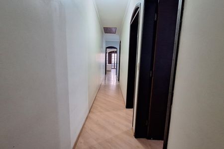 Casa para alugar com 253m², 4 quartos e 4 vagas Casa para alugar com 253m², 4 quartos e 4 vagasCorredor