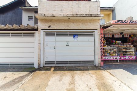 Casa à venda com 160m², 3 quartos e 1 vaga Casa à venda com 160m², 3 quartos e 1 vagaFachada + Placa