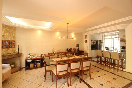 Casa à venda com 268m², 4 quartos e 4 vagasSala