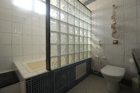 Casa à venda com 268m², 4 quartos e 4 vagasBanheiro Social