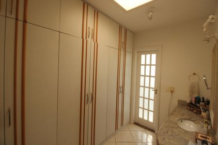 Casa à venda com 268m², 4 quartos e 4 vagasCloset Suíte 