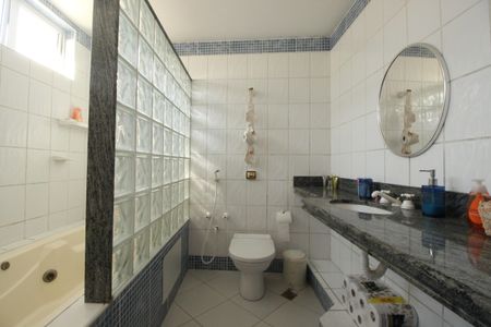 Casa à venda com 268m², 4 quartos e 4 vagasBanheiro Social