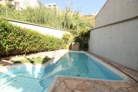 Casa à venda com 268m², 4 quartos e 4 vagasPiscina