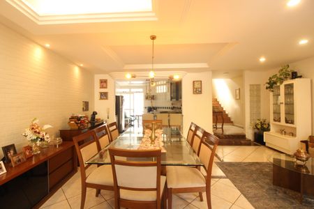 Casa à venda com 268m², 4 quartos e 4 vagasSala