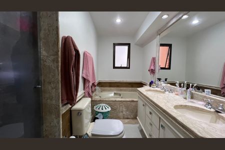 Apartamento à venda com 237m², 4 quartos e 5 vagasBanheiro da Suíte 4