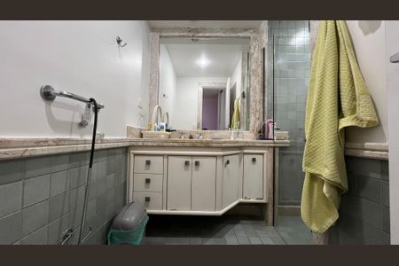 Apartamento à venda com 237m², 4 quartos e 5 vagasBanheiro da Suíte 1