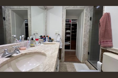 Apartamento à venda com 237m², 4 quartos e 5 vagasBanheiro da Suíte 4