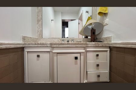 Apartamento à venda com 237m², 4 quartos e 5 vagasBanheiro da Suíte 2