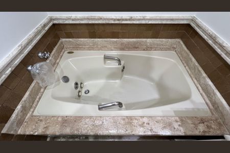 Apartamento à venda com 237m², 4 quartos e 5 vagasBanheiro da Suíte 4