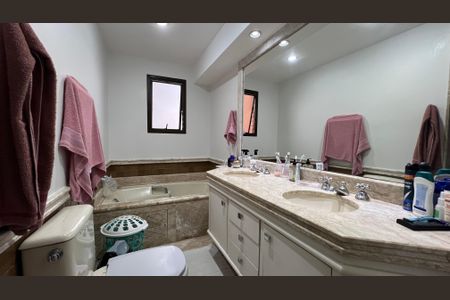 Apartamento à venda com 237m², 4 quartos e 5 vagasBanheiro da Suíte 4