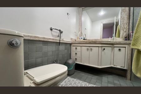 Apartamento à venda com 237m², 4 quartos e 5 vagasBanheiro da Suíte 1