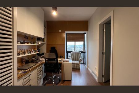 Apartamento à venda com 237m², 4 quartos e 5 vagasSuíte 2