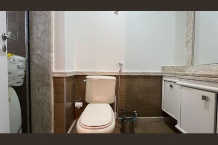 Apartamento à venda com 237m², 4 quartos e 5 vagasBanheiro da Suíte 2