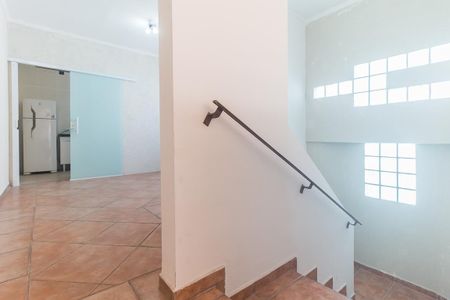 Casa para alugar com 154m², 3 quartos e 1 vaga Casa para alugar com 154m², 3 quartos e 1 vagaEscada