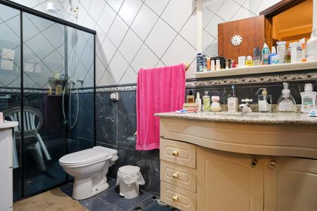 Casa à venda com 304m², 3 quartos e 4 vagasBanheiro da suíte 1