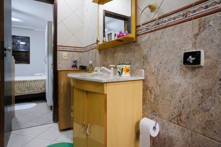 Casa à venda com 304m², 3 quartos e 4 vagasBanheiro da suíte 2