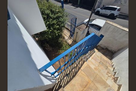 Casa à venda com 252m², 3 quartos e 3 vagasEscada acesso Sala 