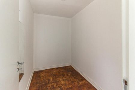 Apartamento à venda com 200m², 3 quartos e 2 vagas Apartamento à venda com 200m², 3 quartos e 2 vagasQuarto de Serviço