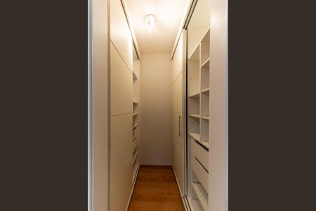 Apartamento à venda com 200m², 3 quartos e 2 vagas Apartamento à venda com 200m², 3 quartos e 2 vagasCloset do Quarto 2