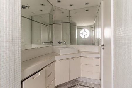 Apartamento à venda com 200m², 3 quartos e 2 vagas Apartamento à venda com 200m², 3 quartos e 2 vagasBanheiro da Suíte