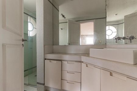 Apartamento à venda com 200m², 3 quartos e 2 vagas Apartamento à venda com 200m², 3 quartos e 2 vagasBanheiro da Suíte