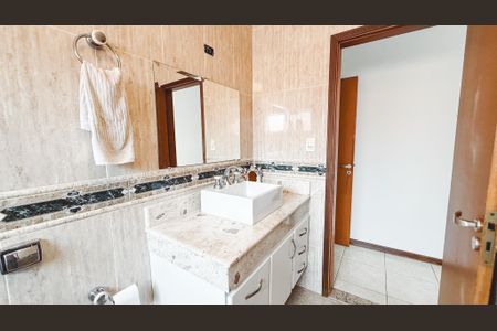 Casa à venda com 300m², 4 quartos e 2 vagasBanheiro da Suíte