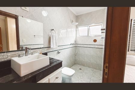 Casa à venda com 300m², 4 quartos e 2 vagasBanheiro da Suíte 2