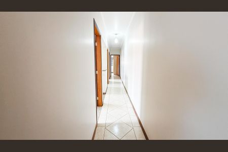 Casa à venda com 300m², 4 quartos e 2 vagasCorredor