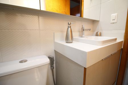 Apartamento à venda com 74m², 2 quartos e 1 vagaBanheiro Social