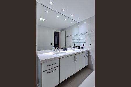 Apartamento para alugar com 242m², 3 quartos e 3 vagas Apartamento para alugar com 242m², 3 quartos e 3 vagasBanheiro da Suíte 1