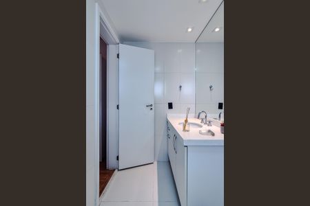 Apartamento para alugar com 242m², 3 quartos e 3 vagas Apartamento para alugar com 242m², 3 quartos e 3 vagasBanheiro da Suíte 2