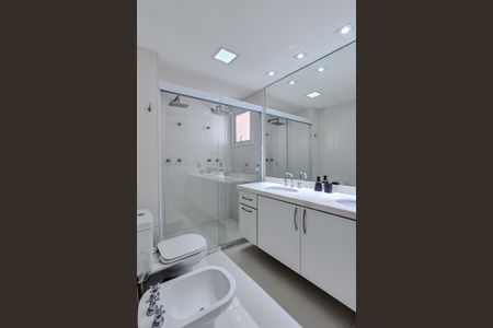 Apartamento para alugar com 242m², 3 quartos e 3 vagas Apartamento para alugar com 242m², 3 quartos e 3 vagasBanheiro da Suíte 1