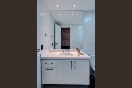 Apartamento para alugar com 242m², 3 quartos e 3 vagas Apartamento para alugar com 242m², 3 quartos e 3 vagasBanheiro da Suíte 2